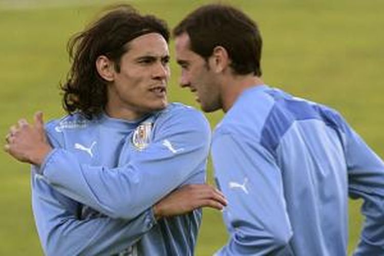 Edinson Cavani dan Diego Godin saat berlatih bersama tim nasional Uruguay, Senin (15/6/2015). 