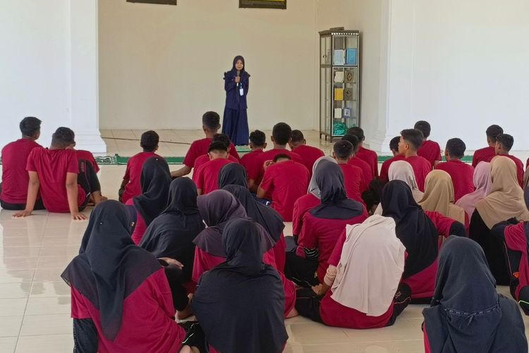 Suasana kegiatan belajar mengajar Sekolah Rakyat Menengah Atas (SRMA) 2 yang berbagi lokasi dengan SMA Unggul Ali Hasjmy di Aceh Besar.