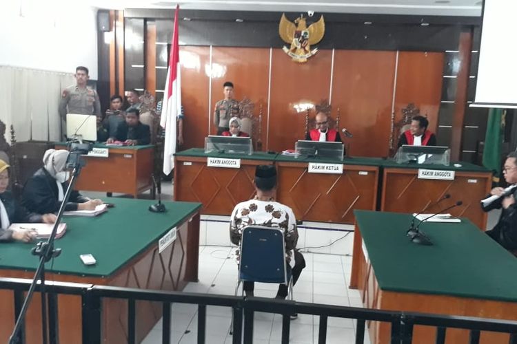 Sidang vonis guru Sularno yang menjadi terdakwa penganiayaan murid berlangsung di Pengadilan Lubuk Linggau, Sumatera Selatan, Selasa (16/5/2023).