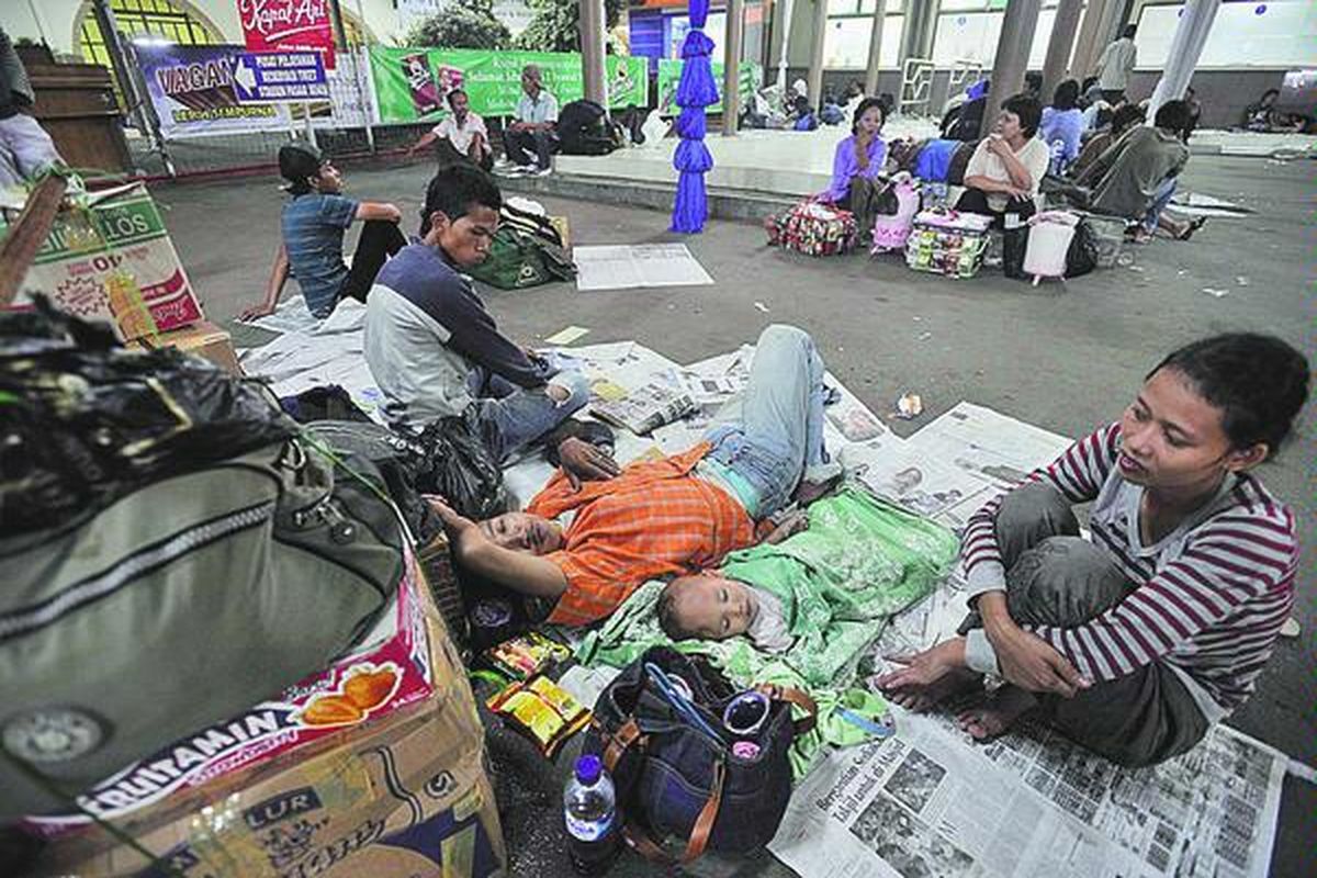 Karena tidak mendapat tiket, sejumlah calon penumpang kereta api dengan tujuan kota-kota di Pulau Jawa terpaksa menginap di Stasiun Pasar Senen, Jakarta, Minggu (28/9) malam. Mereka menginap dengan harapan keesokan harinya bisa mendapat tiket. 