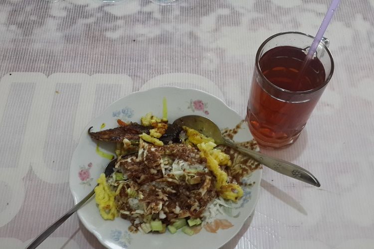 Nasi lengko yang melegenda di Kampus Universitas Brawijaya, Malang, Jawa Timur.