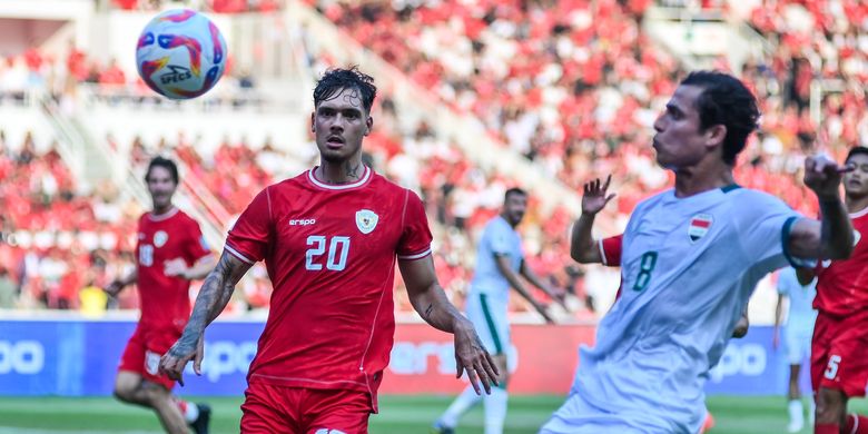 Shayne Pattynama mencoba menahan laju pemain Irak Ibrahim Bayesh dalam pertandingan Kualifikasi Piala Dunia 2024 antara Indonesia vs Irak, Kamis (6/6/2024) di Stadion Gelora Bung Karno Jakarta. 