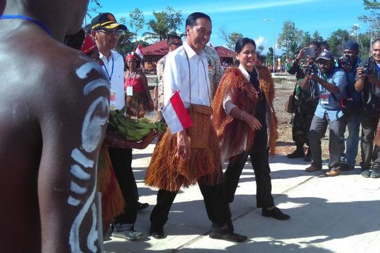 Presiden Joko Widodo didampingi istrinya, Iriana Widodo, menyambangi pabrik sagu terbesar di Papua, Jumat (1/1/2016).