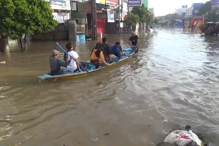 Jalan Raya Dayeuhkolot, yang menjadi salah satu akses penghubung Kabupaten Bandung dan Kota Bandung tidak bisa dilalui kendaraan lantaran banjir luapan sungai Citarum, Sabtu (8/3/2025)