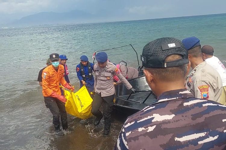 Polairud Banyuwangi mengevakuasi jenazah yang ditemukan di Selat Bali. 