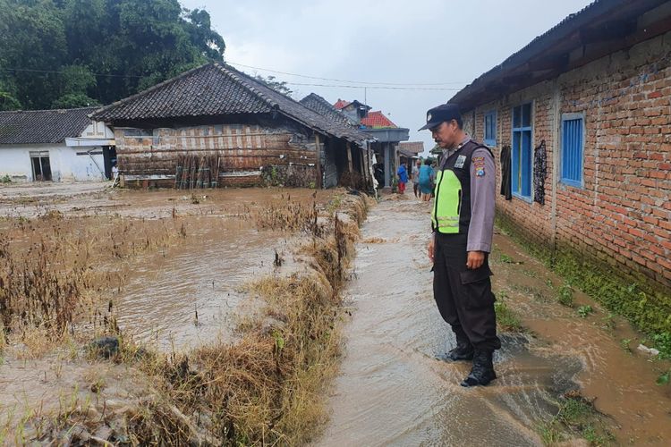 Hujan deras di Kawasan Telaga Sarangan membuat saluran irigasi di ketinggian 75 meter di Dukuh Kuren ambrol yang membuat material tanah bercampur air membanjiri 15 rumah warga.
