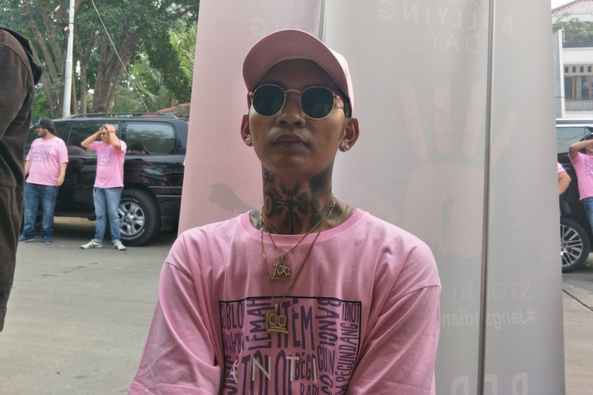 Young Lex di sela menghadiri diskusi dalam rangka Hari Anti-Bullying Internasional di Kopi Johny, Kelapa Gading, Jakarta Utara, Jumat (4/5/2018).