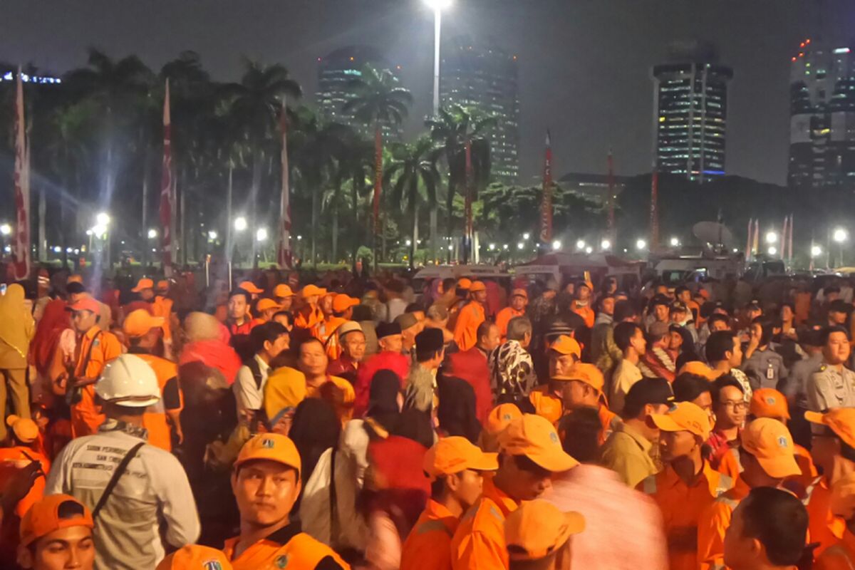 Pasukan oranye berkumpul di Monas untuk melihat peresmian 100 RPTRA, Selasa (10/10/2017) malam. 