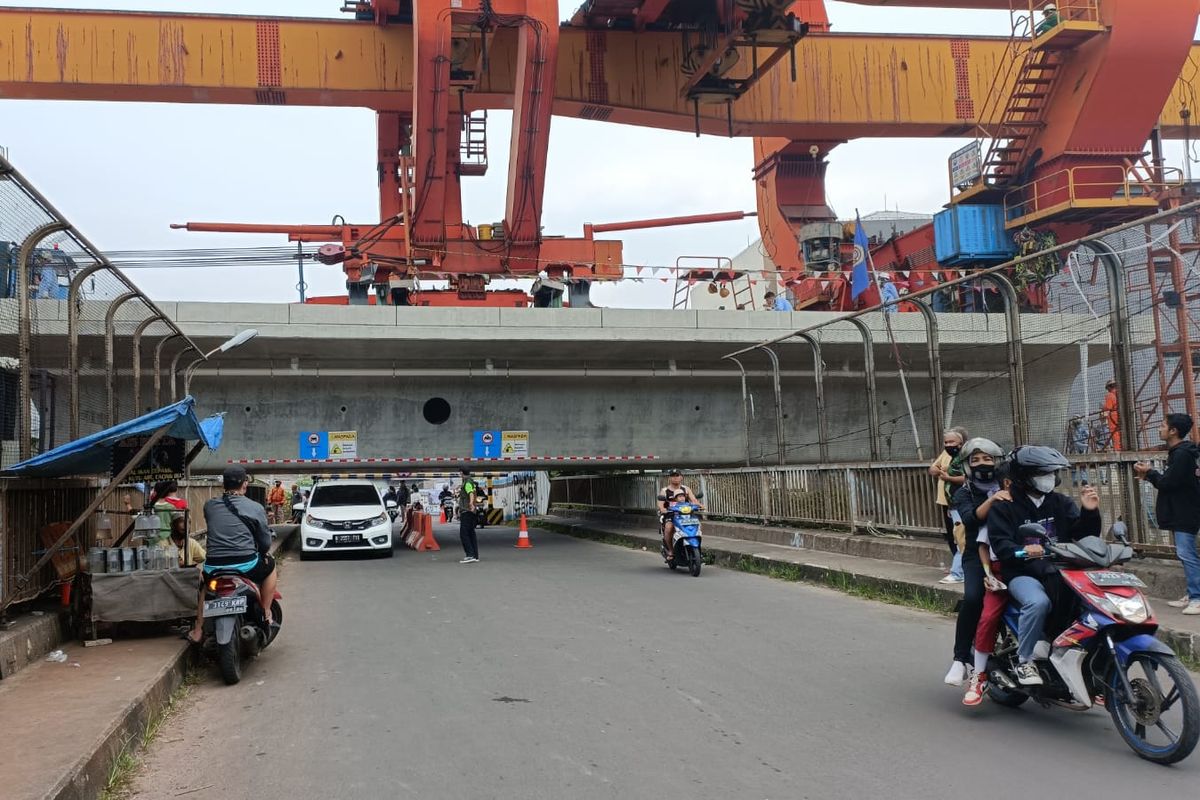 Pemasangan girder KCIC di Bekasi