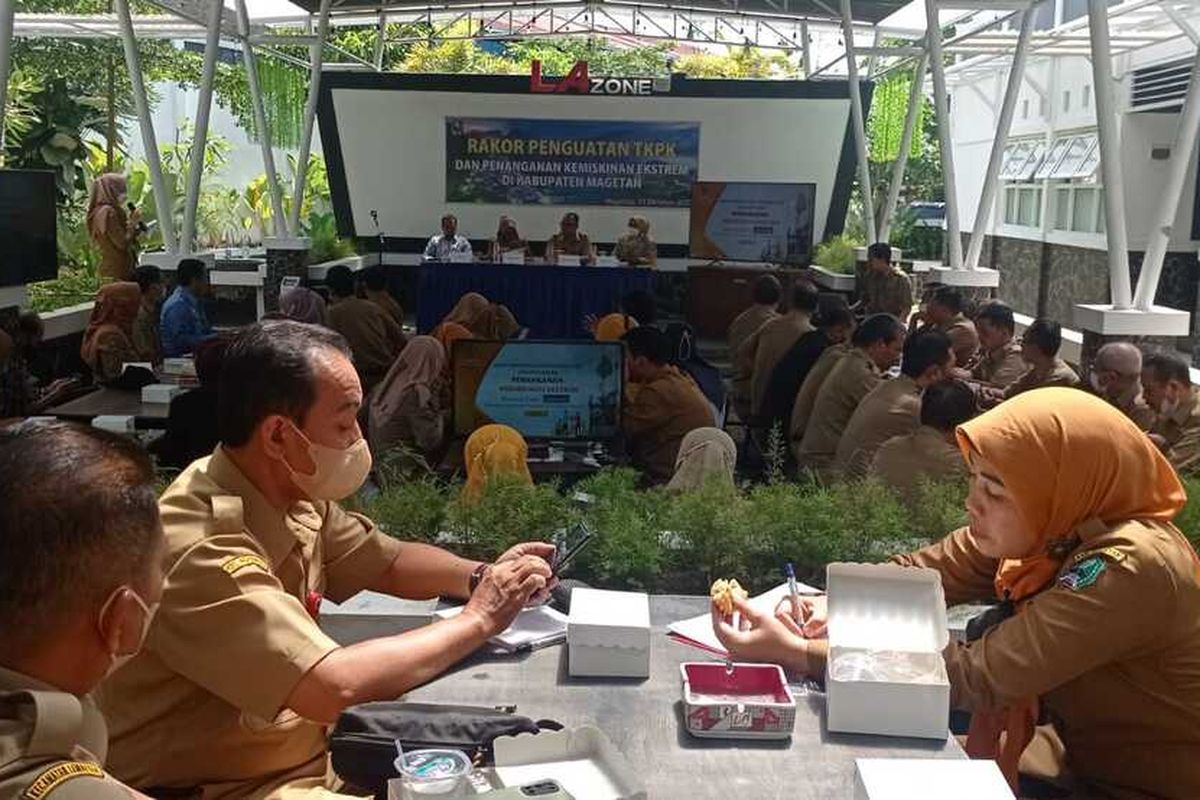Tujuh ribu warga di Kabupaten Magetan, dinyatakan mengalami kondisi miskin ekstrim. Pemkab Magetan membentuk tim TKPK denganmelibatan sejumlah dina suntuk mengentaskan warga yang tergolong miskin ekstrem. *** Local Caption *** Tujuh ribu warga di Kabupaten Magetan, dinyatakan mengalami kondisi miskin ekstrim. Pemkab Magetan membentuk tim TKPK denganmelibatan sejumlah dina suntuk mengentaskan warga yang tergolong miskin ekstrem.