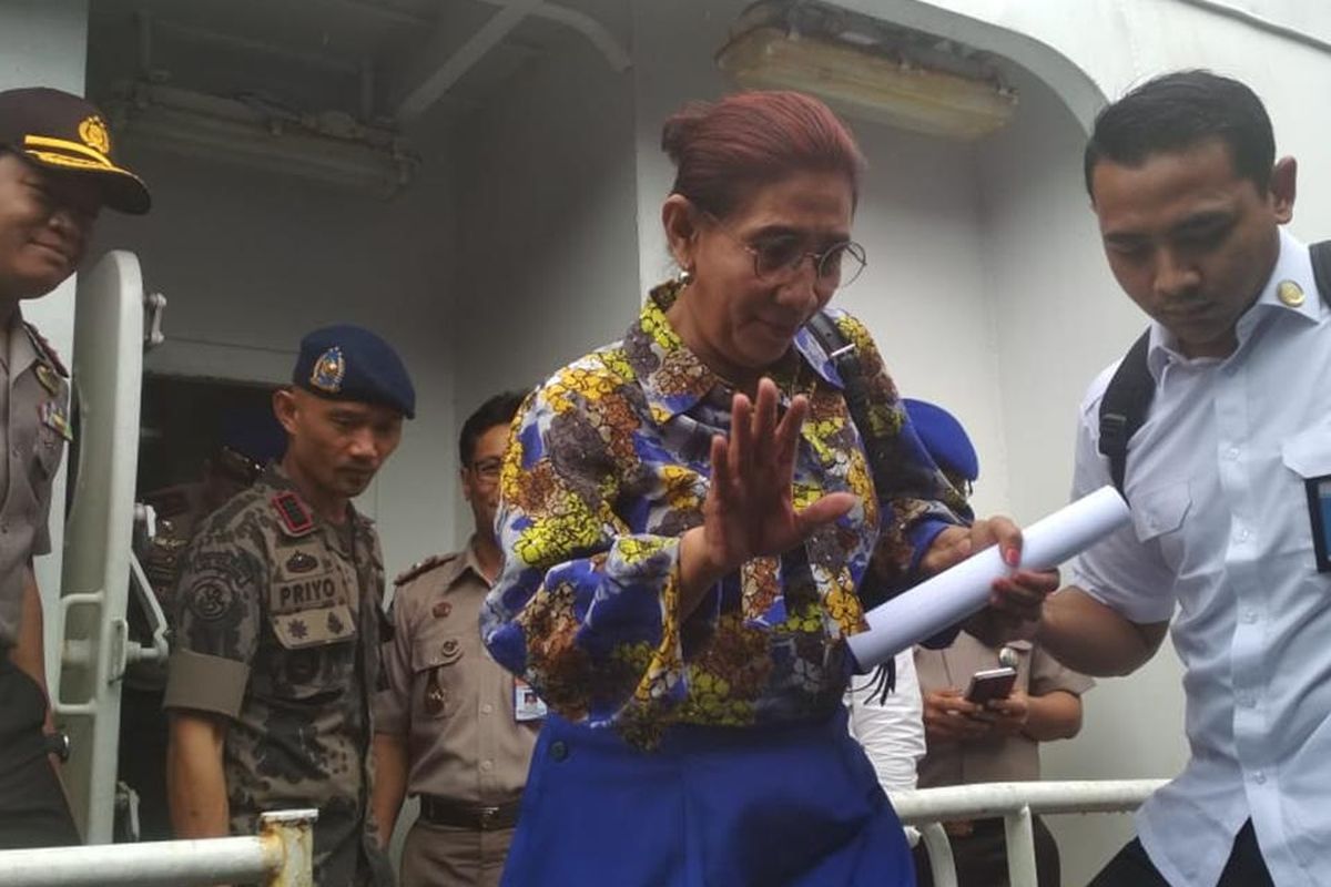 Menteri Kalautan dan Perikanan Susi Pudjiastuti bersama unsur TNI AL dan Polri melakukan pemeriksaan ke dalam kapal MV Nika berbendera Panama, yang saat ini telah berada di Dermaga Golden Fish Barelang, Batam, Kepulauan Riau.