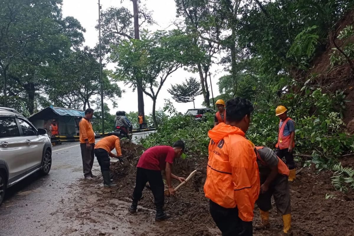 Petugas saat melakukan evakuasi pembersihan material longsoran 