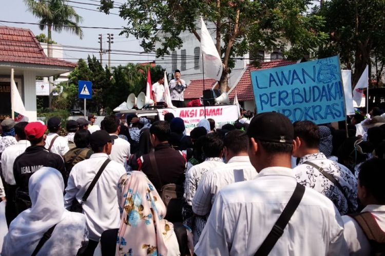 Ratusan tenaga honorer di Kabupaten Jombang, Jawa Timur, pada Rabu (3/10/2018), berdemonstrasi menuntut agar seleksi Calon Pegawai Negeri Sipil (CPNS) yang digelar oleh pemerintah pada tahun 2018 ini dibatalkan.