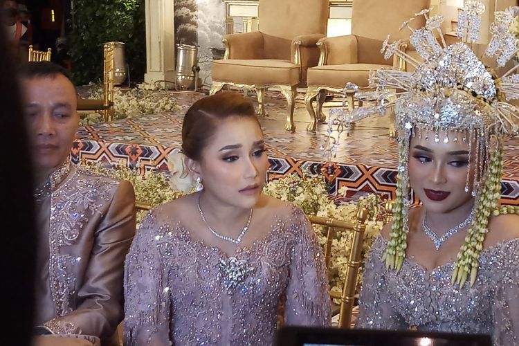 Ayu Ting Ting dan adiknya, Assyifa Nuraini dalam jumpa pers di salah satu hotel kawasan Depok, Jawa Barat, Minggu (20/2/2022). 