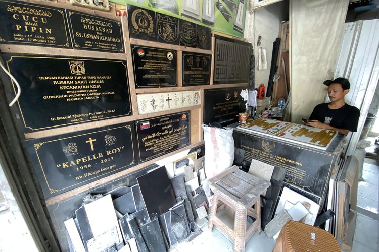 Pengrajin Batu Nisan di Jakarta: Makin Rumit Ukiran, Makin Tinggi Harganya