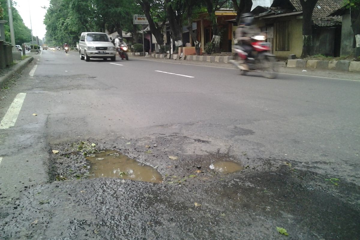 Lubang jalan di Ketapang Pantura Kendal. 