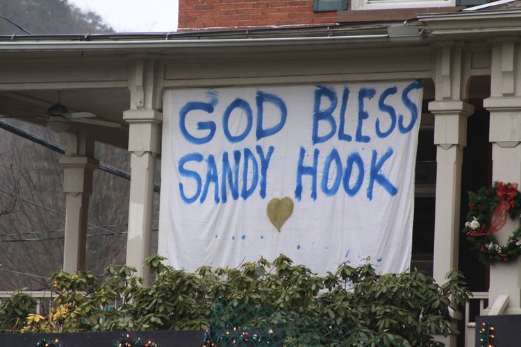 Pasca peristiwa penembakan di SD Sandy Hook, 14 Desember 2012.