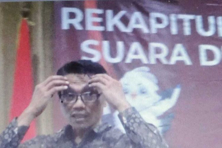 Ketua KPU Lombok Barat, Lalu Rudi Iskandar, memegang kepalanya setelah Rapat Pleno Rekapitulasi Hasil Perhitungan Perolehan Suara Tingkat Kabupaten Lombok Barat, di tunda hingga Jum'at (1/3/2024) hari ini. Penundaan terjadi setelah saksi partai Gendra protes dalam sudang pleno, terkait kejanggalan jumlah DPT.