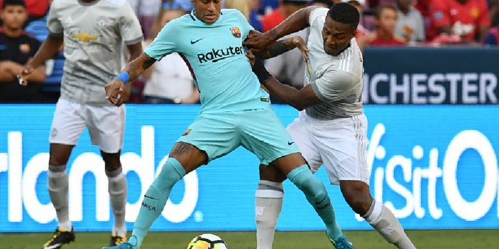 Neymar dan Antonio Valencia berebut bola dalam pertandingan ICC 2017 antara Barcelona dan Manchester United di Maryland, Rabu (26/7/2017). 