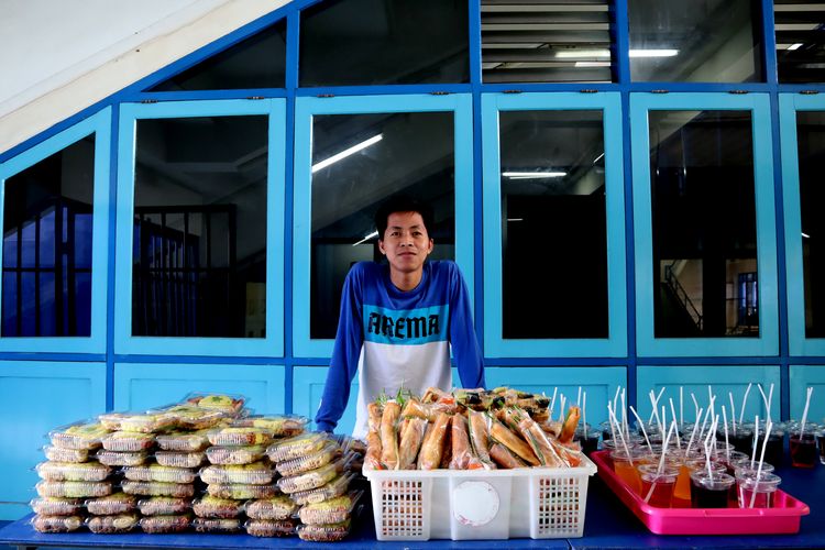 Pedagang makanan dan minuman yang jualan di tribun VIP Stadion Kanjuruhan Kepanjen, Kabupaten Malang.