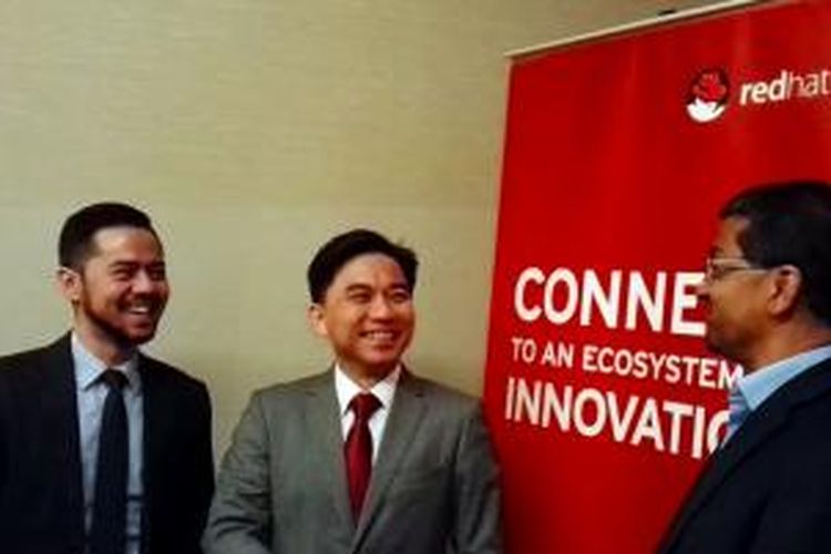 Dari kiri ke kanan: Rully Moulany, Country Manager Red Hat Indonesia; Damien Wong, Senior Director and General Manager ASEAN, Red Hat; Radesh Balakrishnan, General Manager, OpenStack, Red Hat. Berbincang di sela-sela Red Hat Forum 2015 di Ritz Carlton SCBD, Jakarta, Kamis (17/9/2015). 