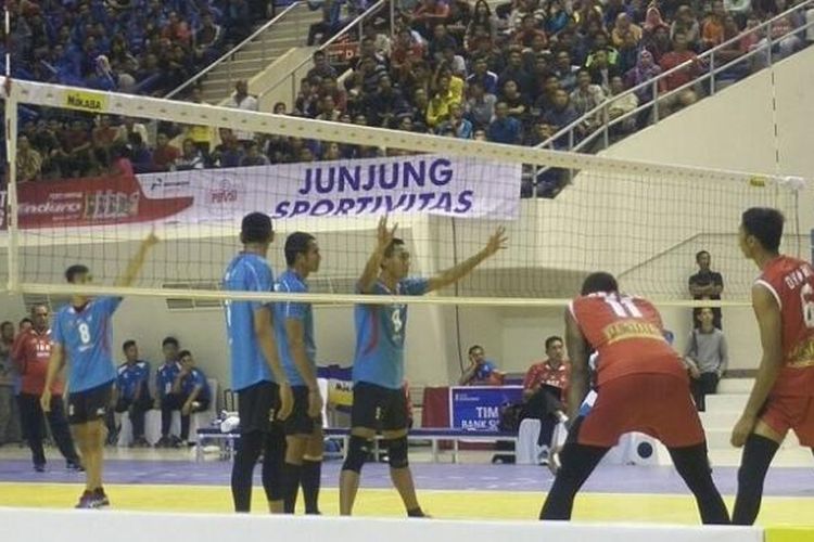 Tim voli putra Surabaya Bhayangkara Samator bersiap menghadapi servis dari Bank Sumsel Babel. Samator menang dengan 22-25, 25-20, 25-23, 25-21, pada seri kedua putaran pertama Proliga 2017 yang berlangsung di GOR PSCC, Palembang,