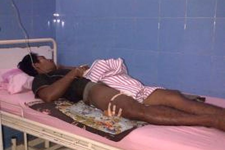 Nasruddin terbaring lemas di RS Bhayangkara, Kendari, setelah pahanya tertembak peluru oknum Brimob. Saat itu ia tengah mengangkut kayu di hutan dekat perusahaan tambang di Kabupaten Konawe Utara