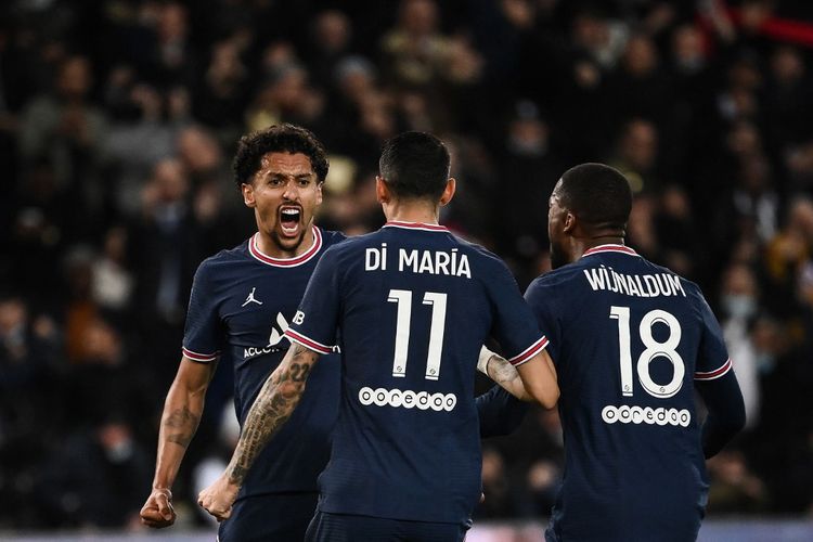 Bek Paris Saint-Germain Marquinhos merayakan gol yang dicetaknya ke gawang Lille bersama Angel Di Maria dan Georginio Winjaldum pada laga lanjutan pekan ke-12 Liga Perancis 2021-2022 di Stadion Parc des Princes, Sabtu (30/10/2021) dini hari WIB.