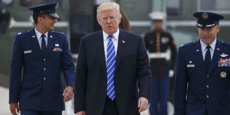 Presiden AS, Donald Trump, berjalan menuju Air Force One yang akan membawanya ke Polandia dan Jerman, Rabu, 5 Juli 2017 di Pangkalan Angkatan Udara AS, Andrews, Maryland. 
