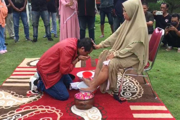 Calon Bupati Jember Abdussalam saat membasuh kaki ibu di halam rumahnya sebelum menggunakan hak pilih 