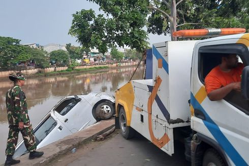 Motor Parkir Ditabrak Mobil, Keduanya Nyemplung ke Kali Cengkareng Drain