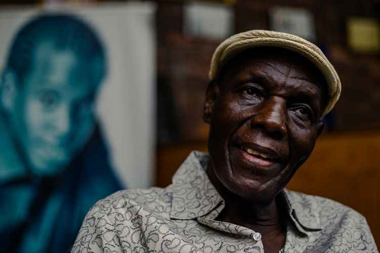 Penyanyi asal Zimbabwe, Oliver Mtukudzi, yang dianggap sebagai legenda aliran afro-jazz oleh masyarakat Zimbabwe.
