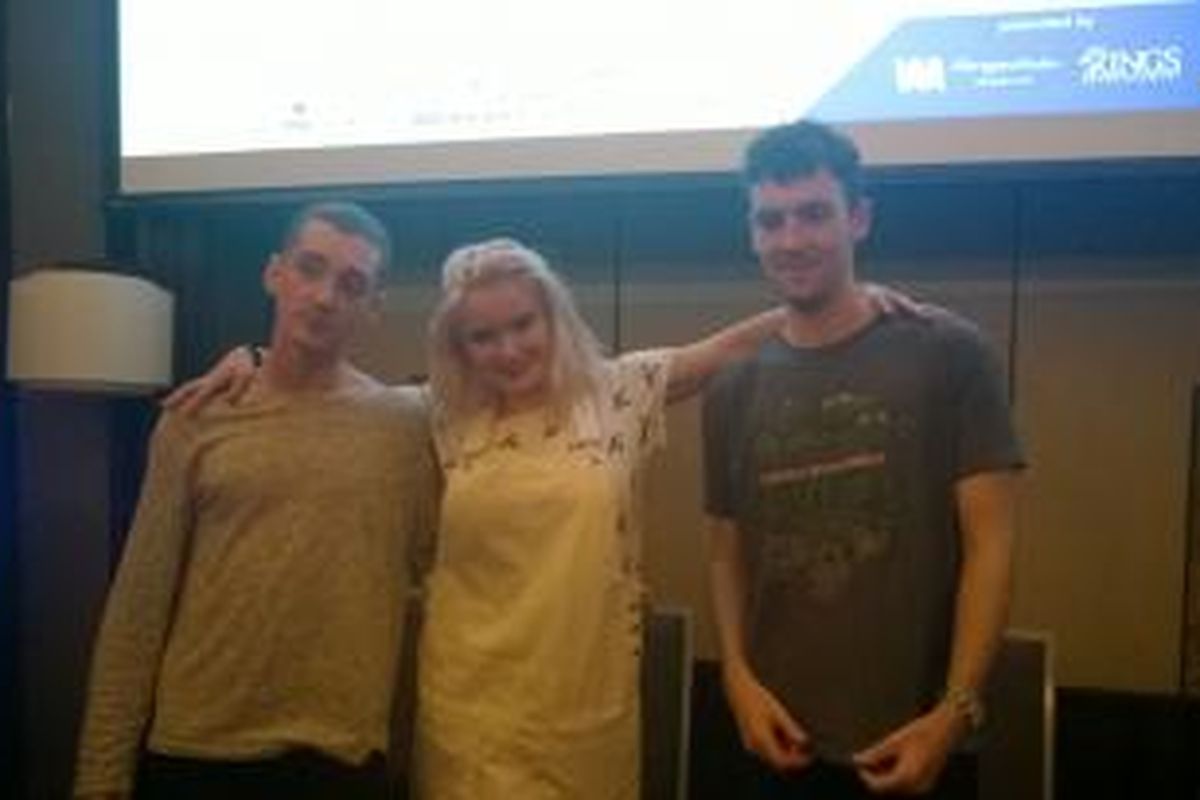 Tiga personel grup band Clean Bandit, (kiri-kanan) Luke Petterson, Grace Chatto, dan Jack Petterson diabadikan usai jumpa pers konser 'Clean Bandit Live In Jakarta' di Sheraton Hotel, Gandaria City, Jakarta Selatan, Senin (7/12/2015) malam. Mereka akan menggelar konser di Skeeno Hall, Gandaria City, Jakarta Selatan, Selasa (8/12/2015).