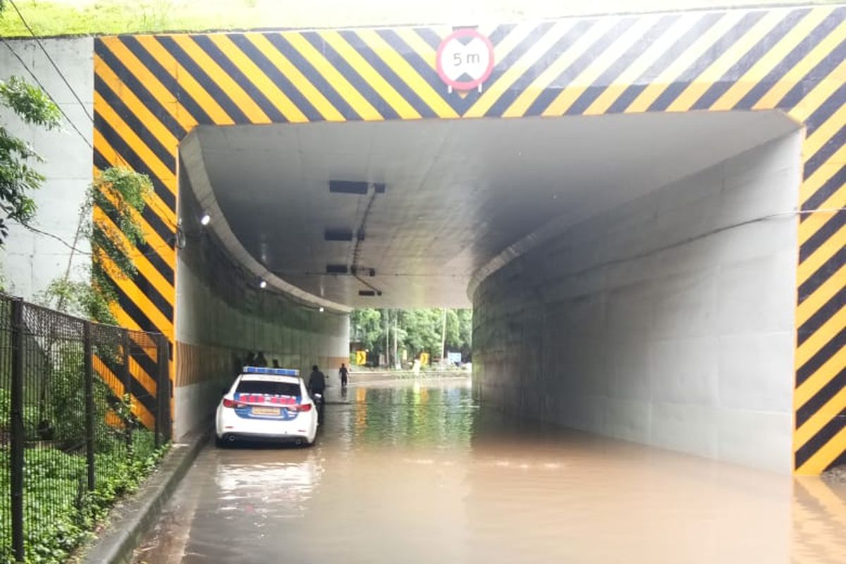 Ruas Tol Wiyoto-Wiyono yang terendam banjir.