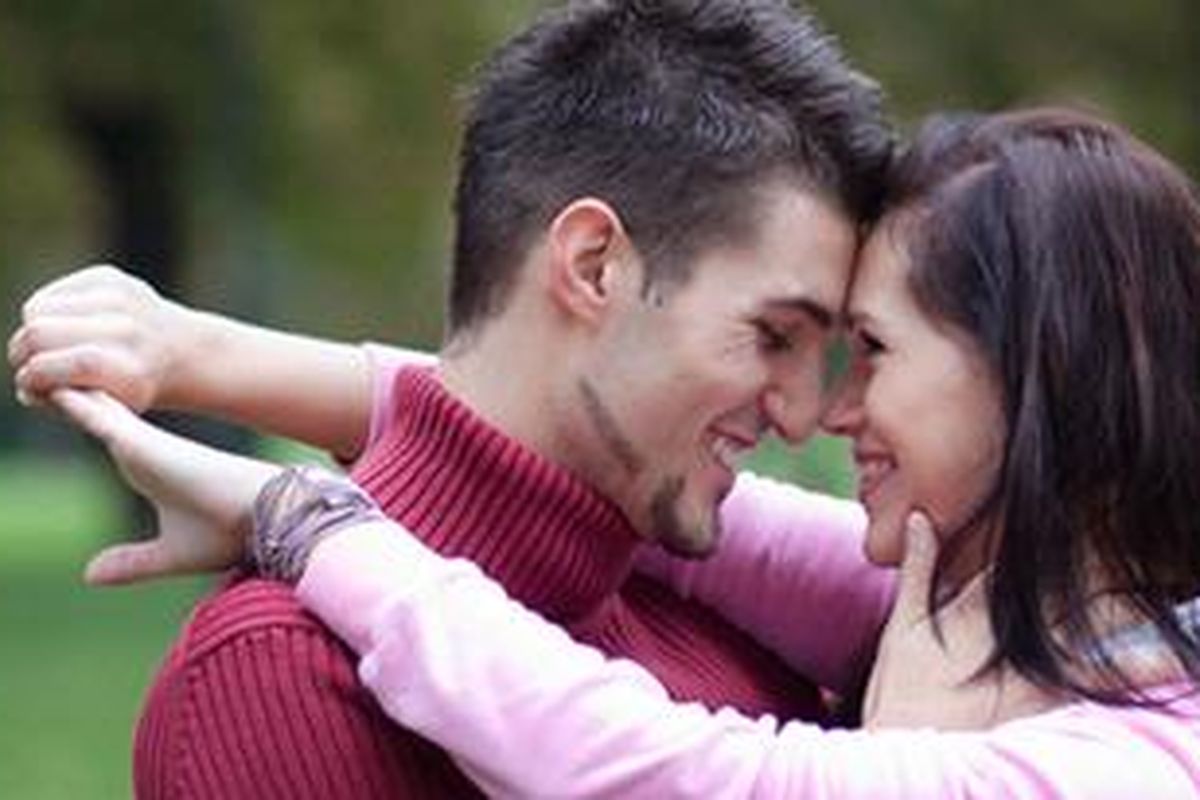 Lakukan berbagai aktivitas menyenangkan bersama pasangan agar tetap mesra setiap harinya.