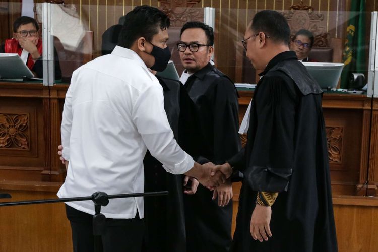 Terdakwa kasus pembunuhan berencana terhadap Nofriansyah Yosua Hutabarat atau Brigadir J, Ferdy Sambo usai menjalani sidang di Pengadilan Negeri Jakarta Selatan, Rabu (26/10/2022). Majelis hakim menolak keberatan Ferdy Sambo dalam putusan sela.