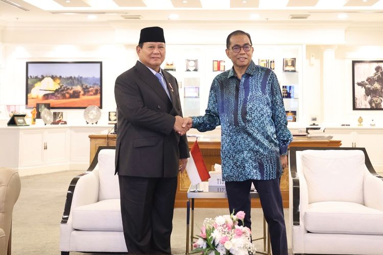Menteri Pertahanan RI Prabowo Subianto membahas stabilitas kawasan saat mengadakan pertemuan dengan Menhan Malaysia YM Dato’ Seri Mohamed Khaled bin Nordin di Kantor Kementerian Pertahanan Malaysia, Kuala Lumpur, Kamis (4/4/2024).