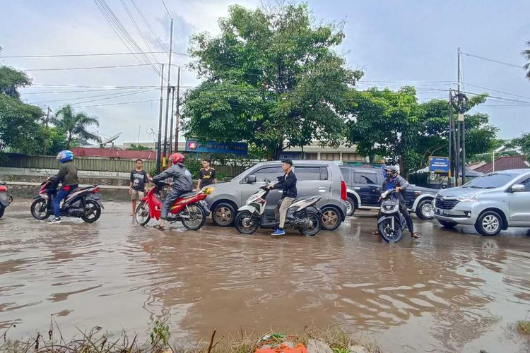 Kepala BBWS Bastari meminta semua elemen siaga banjir yang diakibatkan luapan sungai Citarum. BBWS meminta SDM dan Sarana Prasarana dipersiapkan agar wilayah terdampak bisa tertanggulangi