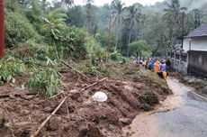 Diguyur Hujan, Jalan Sukabumi-Sagaranten Tertimbun Longsor