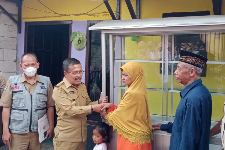 Wakil Wali Kota Batu, Punjul Santoso menyerahkan gerobak kepada keluarga yang telah lulus dari PKH