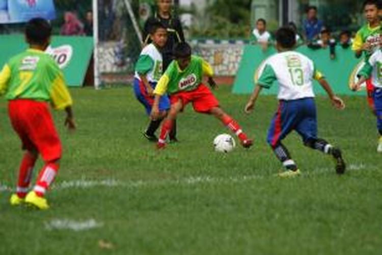 Kompetisi sepak bola tingkat sekolah dasar (SD) MILO Football Championship putaran terakhir di Makassar 