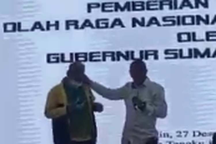 Potongan gambar video Gubernur Edy Rahmayadi menjewer pelatih biliar.