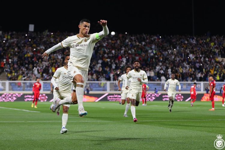  Megabintang asal Portugal, Cristiano Ronaldo, kembali bersinar bagi Al-Nassr FC. Terkini, CR7 mencatatkan hat-trick pada laga kontra Damac FC, Sabtu (25/2/2023) malam WIB.