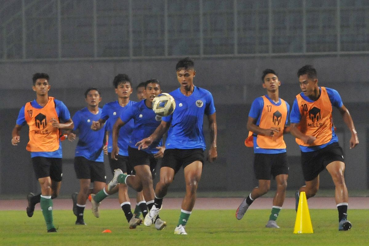 Sejumlah pesepak bola timnas U19 mengikuti latihan di Stadion Patriot Chandrabhaga, Bekasi, Jawa Barat, Minggu (26/6/2022). Latihan tersebut untuk persiapan timnas sepak bola U19 yang akan berlaga di Piala AFF U19 pada 2-15 Juli 2022. ANTARA FOTO/ Fakhri Hermansyah.