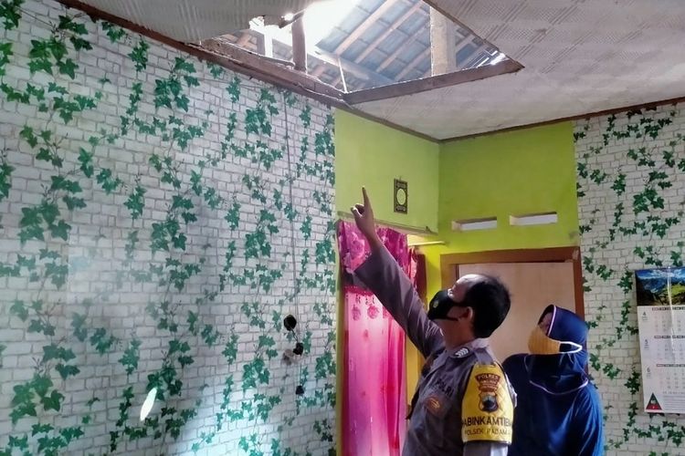 Polisi memeriksa lokasi rumah yang tertimpa petasan balon udara di Kelurahan Karangsentul, Kecamatan Padamara, Purbalingga, Jawa Tengah, Sabtu (15/5/2021).