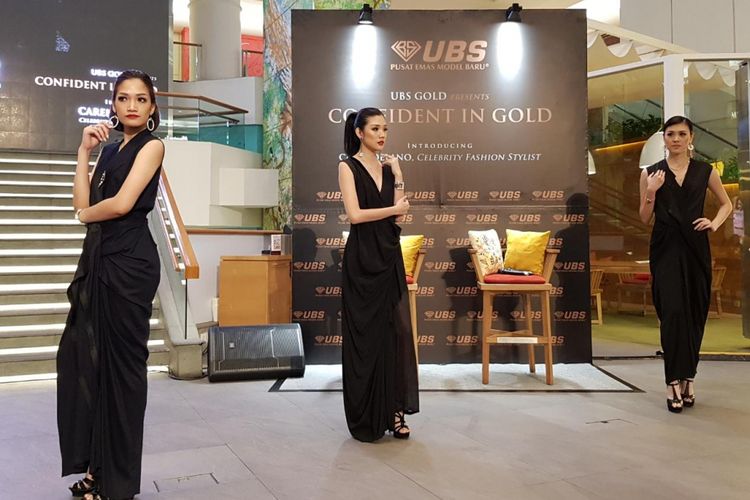 Perhiasan emas dikenakan para model saat konferensi pers UBS, Plaza Indonesia, Jakarta Pusat, Senin (20/2/2018).