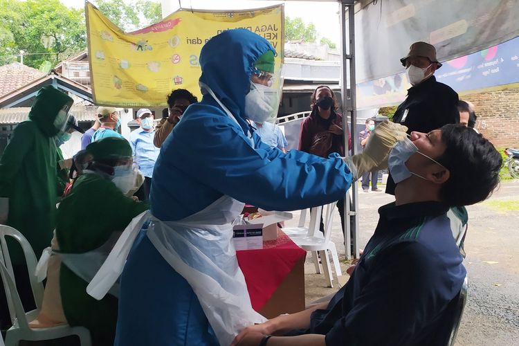 Tes cepat antigen Covid-19 di perbatasan Banyumas dan Purbalingga, tepatnya di Desa Jompo, Kecamatan Sokaraja, Kabupaten Banyumas, Jawa Tengah, Kamis (21/1/2021) sore.
