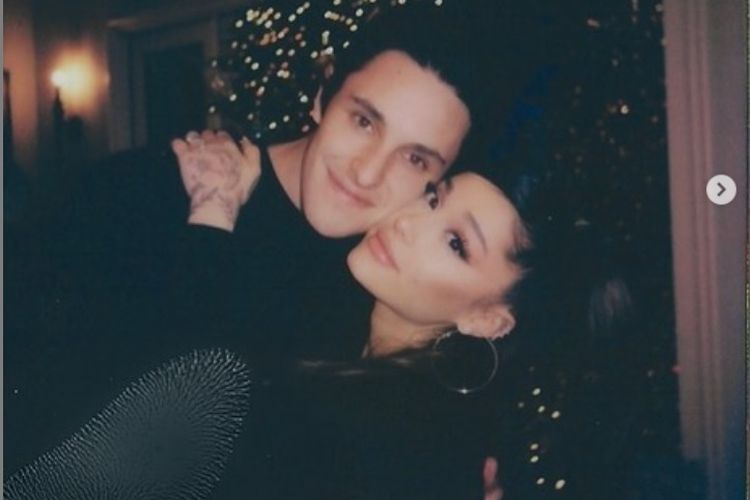 Penyanyi Ariana Grande dan Dalton Gomez