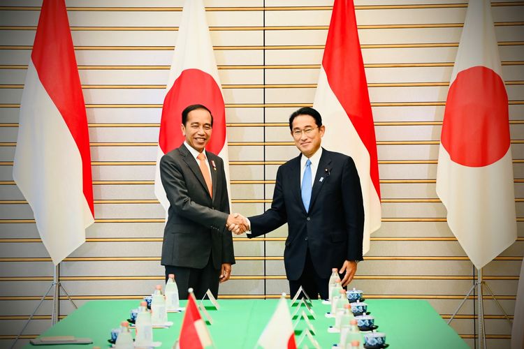 Presiden Joko Widodo (kiri) berjabat tangan dengan Perdana Menteri Jepang Kishida Fumio dalam pertemuan bilateral di Kantor Perdana Menteri Jepang, Tokyo, Jepang, Rabu (27/7/2022). Kedua pemimpin negara sepakat untuk memperkuat kerja sama di bidang perdagangan dan investasi. ANTARA FOTO/Biro Pers Setpres/Laily Rachev/sgd/nym.