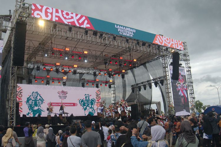 Pemerintah Kabupaten Lamandau menggelar festival budaya bertajuk Lamandau Festival 2025 di Alun-Alun Kota Nanga Bulik, Lamandau, Kalimantan Tengah hingga 14 November 2025 mendatang. Ada beragam acara yang dihadirkan mulai dari Festival Babukung, Lamandau Expo, dan konser musik dalam acara Lamandau Festival 2025.